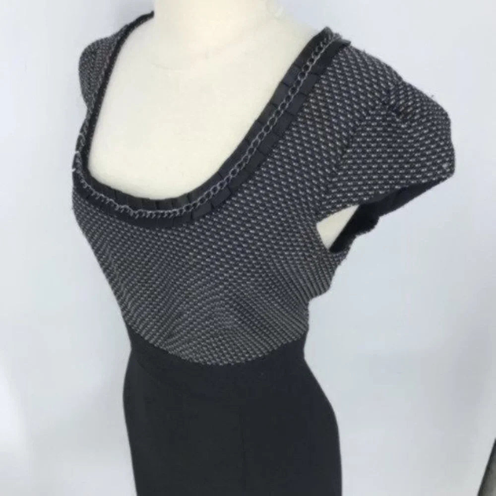 Tahari Womens Sheath Dress Size 10P Black Gray Cap Sleeve Chain Detail Scoopneck - Picture 3 of 9